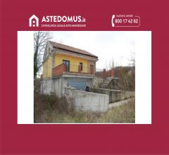 Fabbricato residenziale con autorimessa, deposito e corte