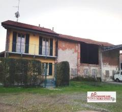 Rustico con giardino e posto auto a corbetta