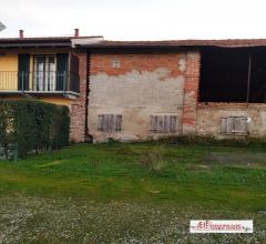 Case - Rustico con giardino e posto auto a corbetta