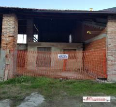 Case - Rustico con giardino e posto auto a corbetta