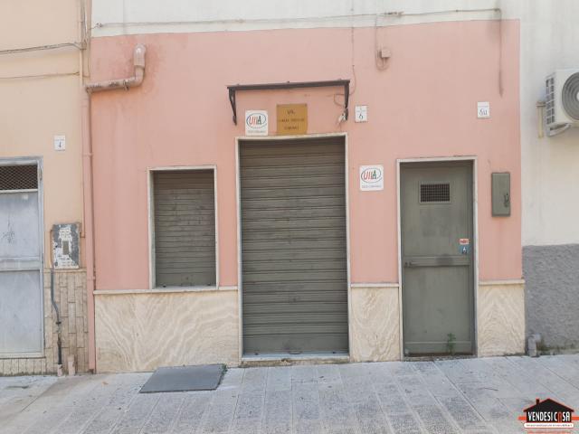 Locale commerciale con doppio ingresso e cantina zona montrone borgo antico