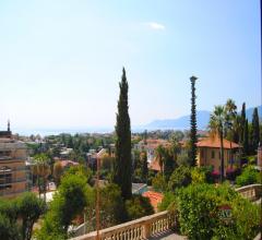 Case - Appartamento con giardino in villa storica vista mare