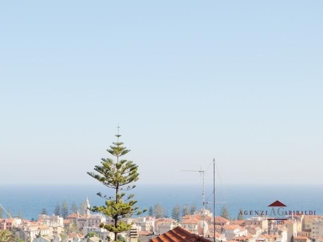 Case - Villa vista mare con giardino in centro bordighera