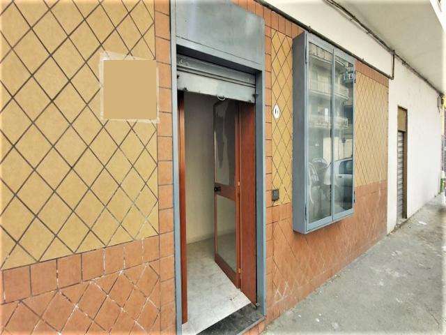 Locale commerciale categoria c1 su fronte strada in via duca d'aosta casoria - ideale per diverse at