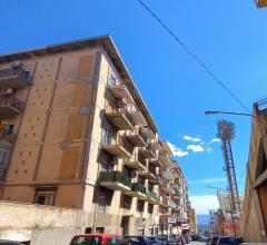Via oreto, pressi stadio celeste, ampio trivani e servizi piano intermedio