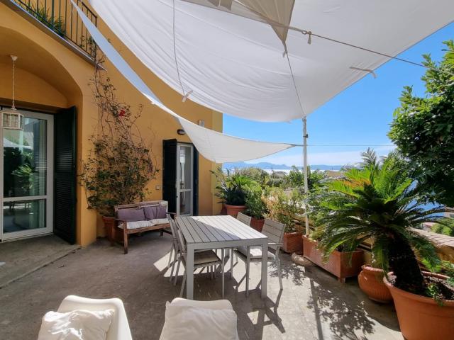 Vendita villa / indipendente unifamiliare con terrazzi e giardino ,posillipo ,napoli .