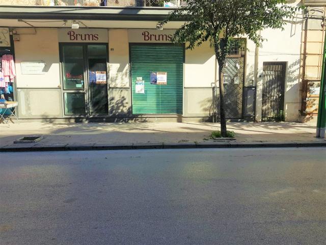 Case - Fittasi ampio locale commerciale sul corso e. de nicola di circa 220