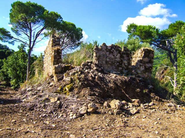 Cefalù - rudere di 110 mq c,ca con ampio terreno.