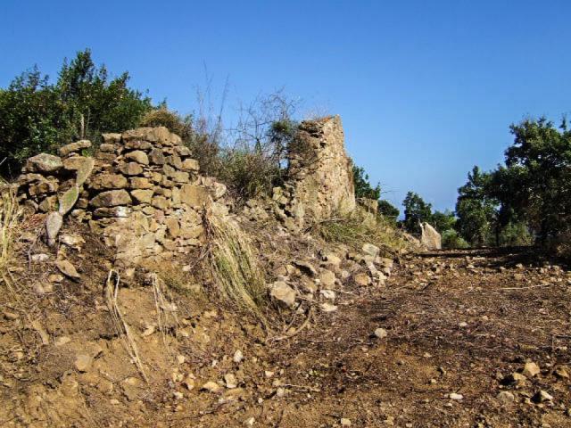 Case - Cefalù - rudere di 110 mq c,ca con ampio terreno.