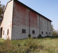 Case - Rustico indipendente  da  ristrutturare con terreno a baganzola