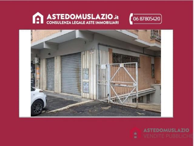 Locale commerciale su strada