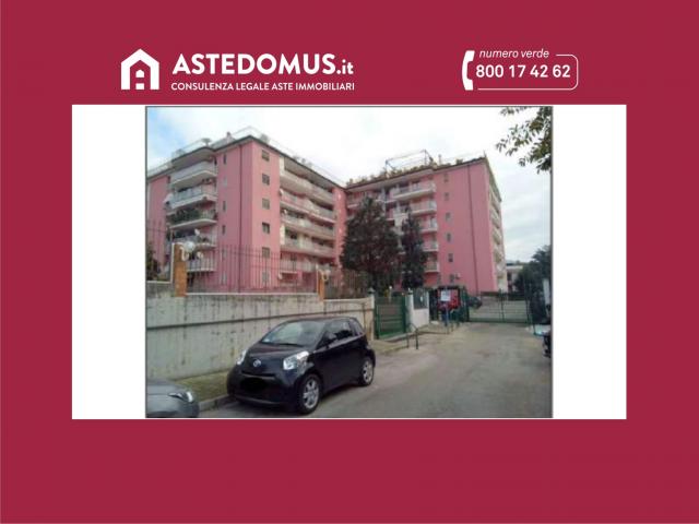 Locale deposito/ufficio con portineria e quadro elettrico