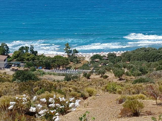 Vendita villa / indipendente con 8.500 mq di terreno -fronte mare zona pisciotta