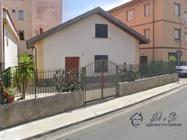 Case - Casa indipendente a 220 mt dal mare con cortile privato in vendita a ceriale