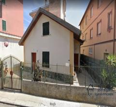 Case - Casa indipendente a 220 mt dal mare con cortile privato in vendita a ceriale