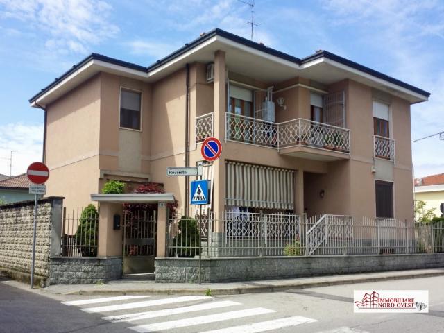 Case - Trilocale in villa con giardinetto a casorezzo