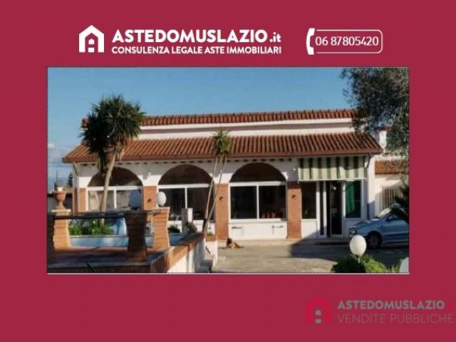 Case - Villino unifamiliare con piscina