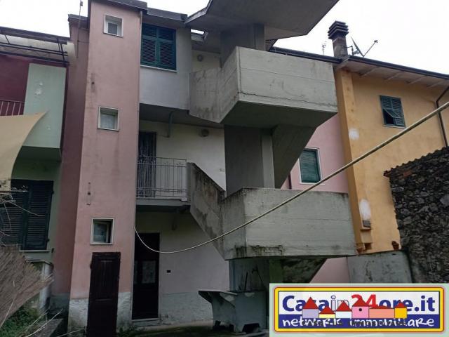 Case - Carrara loc.gragnana terratetto con giardinetto