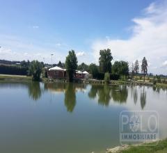 Campeggio con lago per pesca sportiva