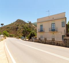 Case - Cefalù - quadrilocale con posto auto.