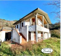 Villetta indipendente con vista mare sulla collina di sarzana