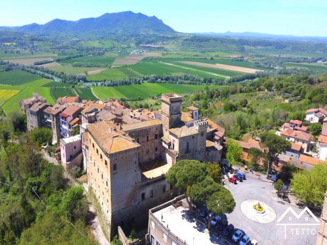 Case - Porzione del castello orsini con torre panoramicissima