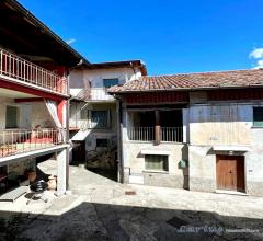 Porzione di casa di corte con balcone e cantine