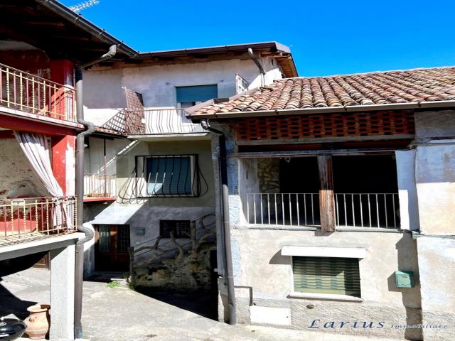 Case - Porzione di casa di corte con balcone e cantine