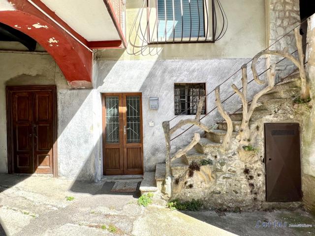 Case - Porzione di casa di corte con balcone e cantine