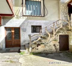 Case - Porzione di casa di corte con balcone e cantine