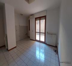 Appartamento ,2 vani non arredato, posto auto coperto e cantina