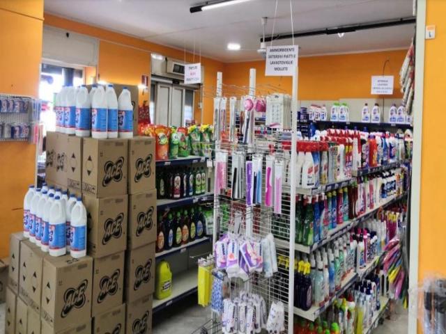 Appartamenti in Vendita - Locale commerciale posto al piano rialzato