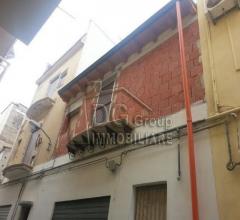 Indipendente grezzo vicino il corso