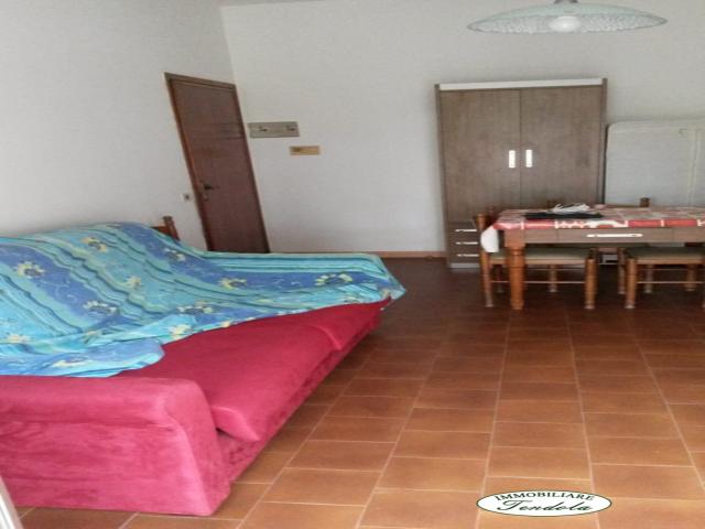 Monolocale con terrazzo vista mare 100 mt dalla spiaggia .