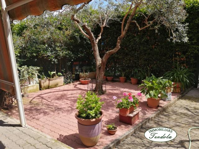 Semindipendente con giardino ameglia