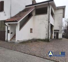 Abitazione su piÙ livelli in via matilde di canossa n. 175, prignano sulla secchia (mo)