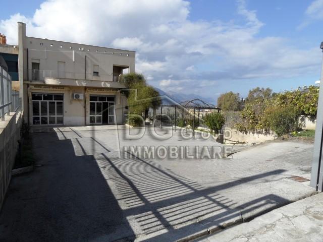 Piazzale costituito da struttura su più livelli