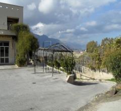 Case - Piazzale costituito da struttura su più livelli