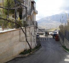 Case - Piazzale costituito da struttura su più livelli