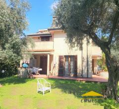 Villa singola con giardino in vendita a massa