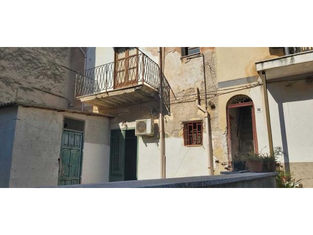 Case - Pallavicino - indipendente con terrazzo.