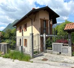 Villa bifamiliare con giardino privato e box doppio