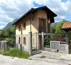 Case - Villa bifamiliare con giardino privato e box doppio