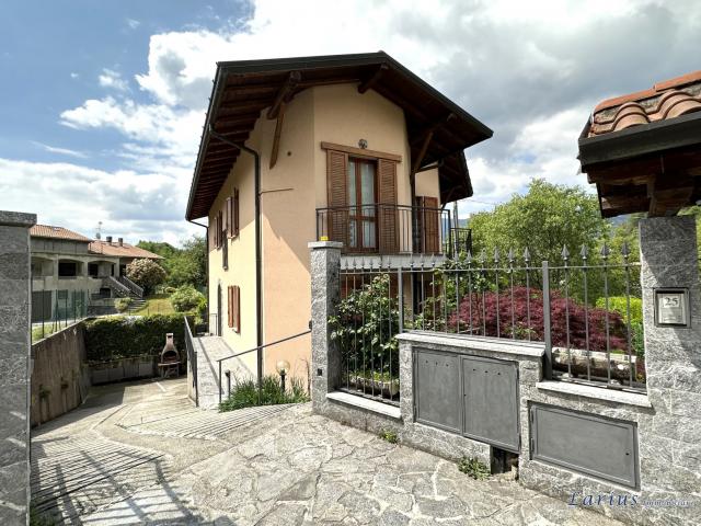 Case - Villa bifamiliare con giardino privato e box doppio