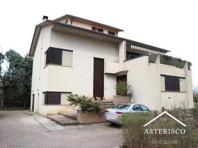 Villa - strada regionale, n. 316 - bevagna (pg)