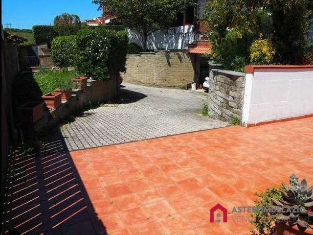 Case - Villino a schiera con giardino e due garage