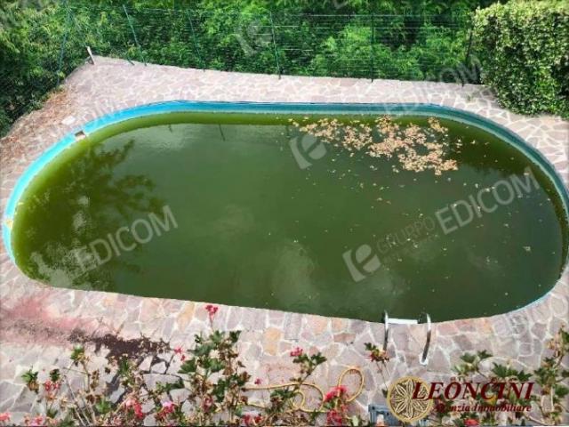 Case - Rustico con piscina all'asta