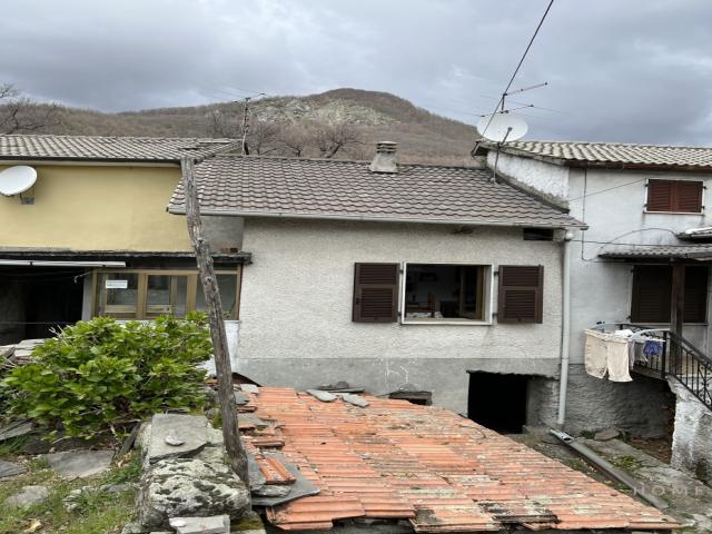 Casa in sasso di paese con orto