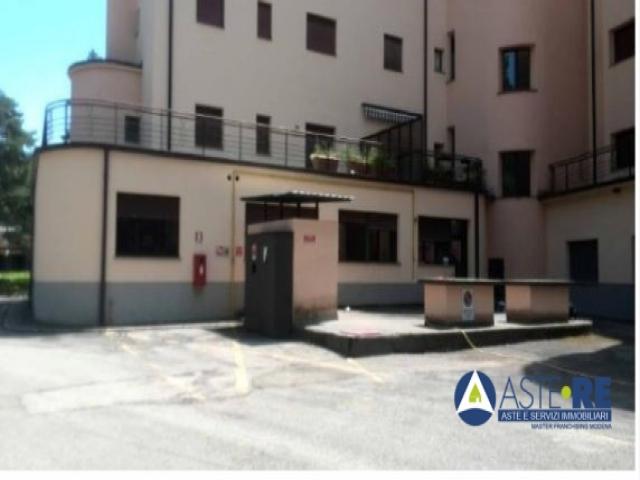 Case - Ristorante con annessa abitazione, dispensa interrata e centro sanitario in via giardini n.276/a, la