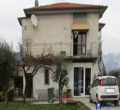 Casa indipendente con terreno in zona decentrata a marina di carrara rif 3306